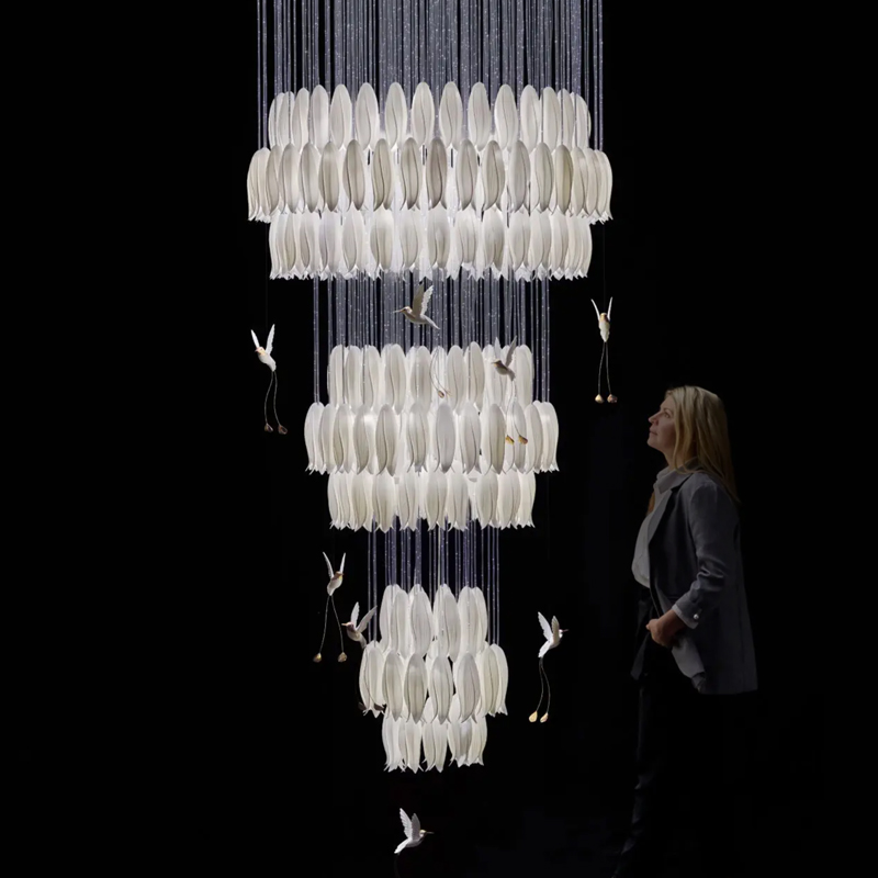 Большая Люстра для Лестницы Sagarti Contemporary chandelier ALBA GRAND Flowers & Birds Белый Золотой Большая Люстра для Лестницы Sagarti Contemporary chandelier ALBA GRAND Flowers & Birds Белый Золотой в Кирове | Loft Concept