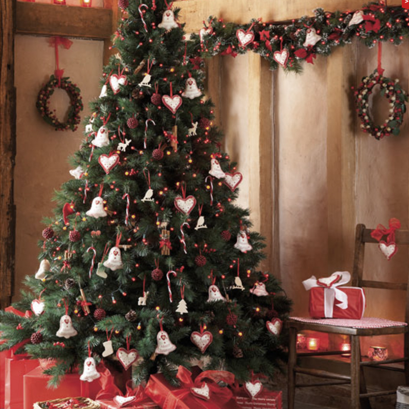 Дизайнерская Елка с Белым и Красным декором Christmas Tree Gingerbread Decor Белый Красный Дизайнерская Елка с Белым и Красным декором Christmas Tree Gingerbread Decor Белый Красный в Кирове | Loft Concept