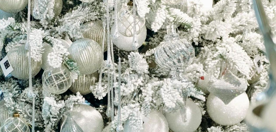 Дизайнерская Елка Заснеженная с Белыми елочными игрушками Christmas Tree White Hoarfrost Дизайнерская Елка Заснеженная с Белыми елочными игрушками Christmas Tree White Hoarfrost - Loft-Concept в Кирове