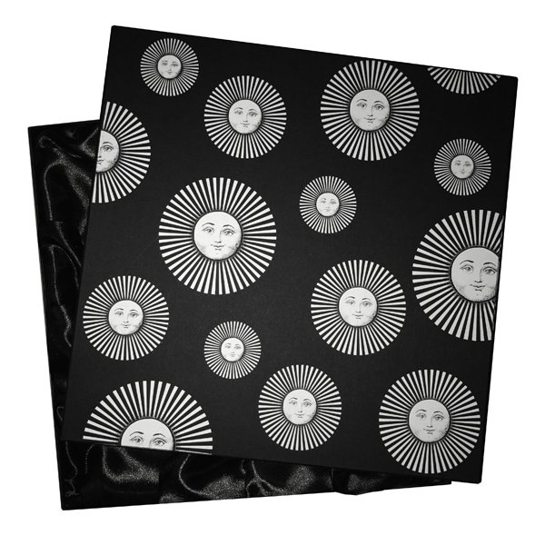 Подарочная коробка для тарелок Fornasetti Черно-белый Подарочная коробка для тарелок Fornasetti Черно-белый в Кирове | Loft Concept
