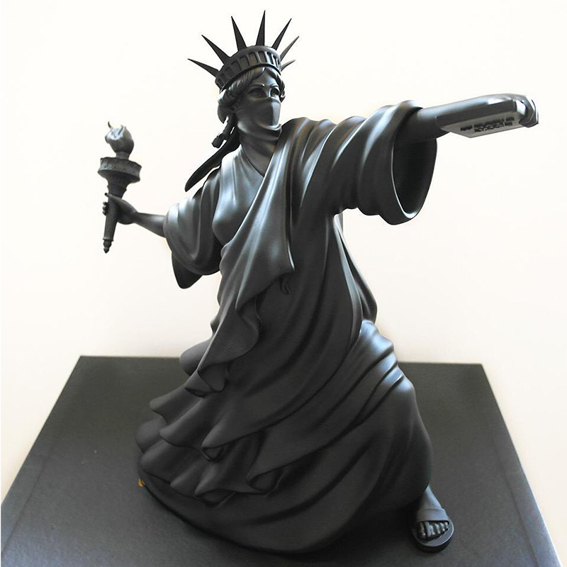 Статуэтка Freedom Riot Black Черный Статуэтка Freedom Riot Black Черный в Кирове | Loft Concept
