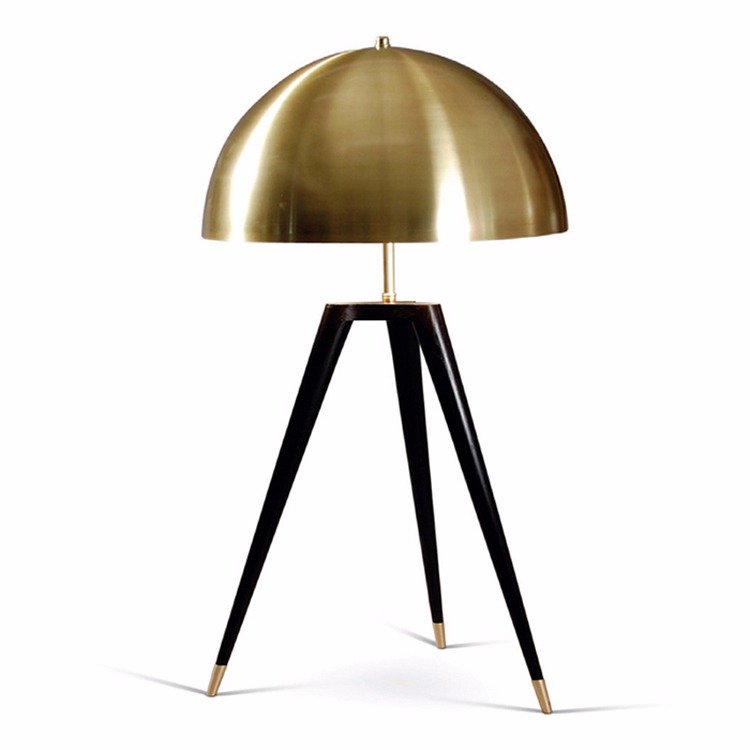 Настольная лампа Matthew Fairbank Fife Tripod Table Lamp Черный Глянцевое золото Настольная лампа Matthew Fairbank Fife Tripod Table Lamp Черный Глянцевое золото в Кирове | Loft Concept