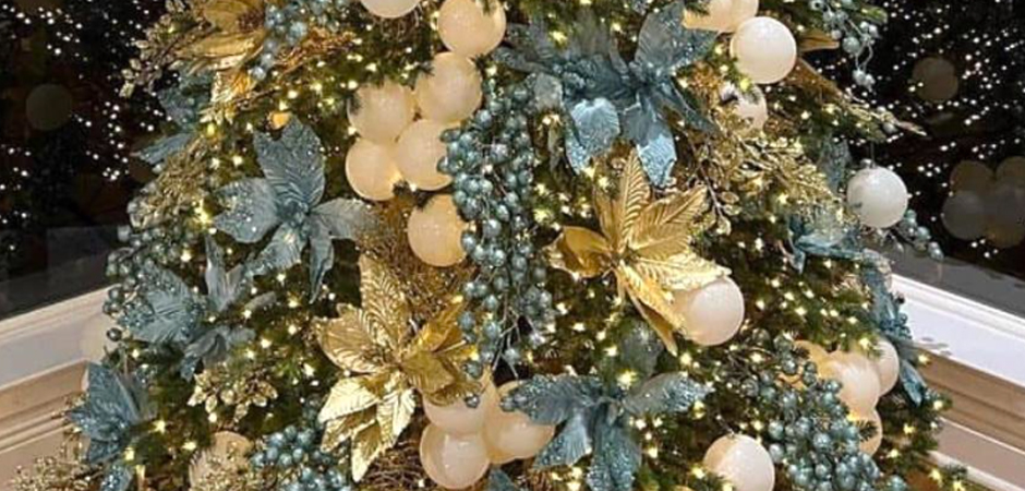 Дизайнерская Елка украшенная Золотыми и Голубыми Цветами Golden and Blue Flowers Дизайнерская Елка украшенная Золотыми и Голубыми Цветами Golden and Blue Flowers - Loft-Concept в Кирове