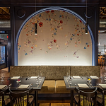 Обои ручная роспись Falling Flowers Standard colourway on Pale Grey dyed silk варинант исполнения - 1 | Loft Concept в Кирове