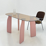 Обеденный стол со стеклянной столешницей и розовыми ножками с тканевой обивкой Wrigley варинант исполнения - 5 | Loft Concept в Кирове
