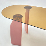 Обеденный стол со стеклянной столешницей и розовыми ножками с тканевой обивкой Wrigley варинант исполнения - 4 | Loft Concept в Кирове