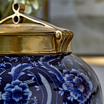 Ваза с насыщенным синим орнаментом и золотой крышкой Blue & White Ornament  варинант исполнения - 3 | Loft Concept в Кирове