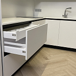 Угловой кухонный гарнитур Жемчужный белый Серый Clarke Kitchen Set White Grey варинант исполнения - 6 | Loft Concept в Кирове