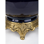 Ваза темно-синяя фарфоровая на бронзовой подставке с ажурным ободком и изогнутыми ручками Eden Garden варинант исполнения - 3 | Loft Concept в Кирове