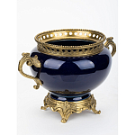 Ваза темно-синяя фарфоровая на бронзовой подставке с ажурным ободком и изогнутыми ручками Eden Garden варинант исполнения - 2 | Loft Concept в Кирове