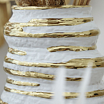 Ваза белая с рельефной поверхностью и золотыми полосами Vase Beehive варинант исполнения - 3 | Loft Concept в Кирове