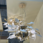 Люстра подвесная с белыми матовыми и золотыми глянцевыми листьями Wintery flovers варинант исполнения - 4 | Loft Concept в Кирове