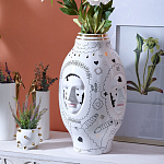 Ваза с декоративными лицами и графическими элементами в виде сердец и символов Faces of Imagination варинант исполнения - 3 | Loft Concept в Кирове