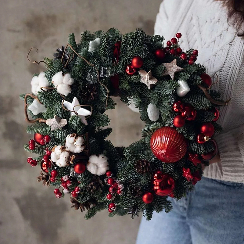 Новогодний венок из натуральной хвои с красными шарами и хлопковыми элементами Зеленый Красный Белый в Кирове | Loft Concept 