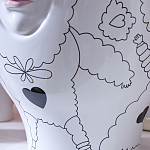 Ваза с декоративными лицами и графическими элементами в виде сердец и символов Faces of Imagination варинант исполнения - 10 | Loft Concept в Кирове