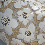 Статуэтка курица с резными белыми цветами на бежевой фактурной поверхности Rustic Chicken варинант исполнения - 2 | Loft Concept в Кирове