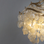 Люстра подвесная с белыми перламутровыми подвесками и изогнутыми золотистыми элементами Диаметр 50 см SHELL Chandelier варинант исполнения - 3 | Loft Concept в Кирове