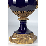 Ваза темно-синего цвета из фарфора с бронзовыми ручками в виде фигур Eden Garden porcelain and bronze варинант исполнения - 4 | Loft Concept в Кирове