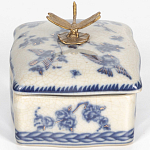 Фарфоровая шкатулка с бронзовой стрекозой Blue and White варинант исполнения - 2 | Loft Concept в Кирове