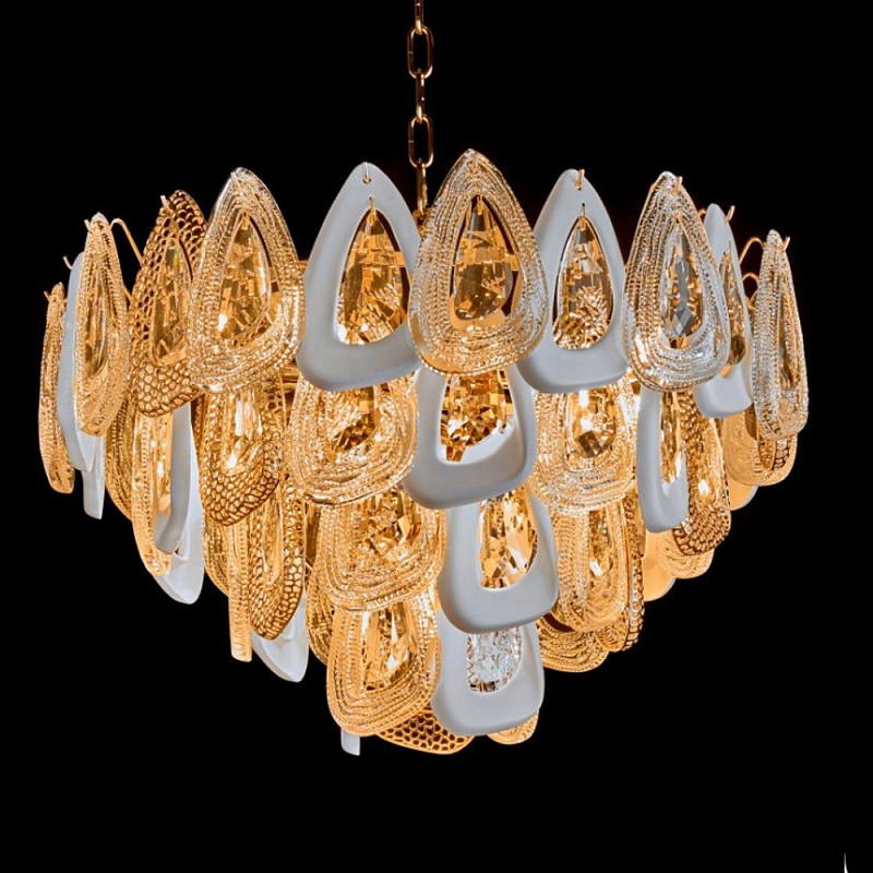 Люстра с многослойными белыми и прозрачными подвесками Character Chandelier Золотой Прозрачный Белый Люстра с многослойными белыми и прозрачными подвесками Character Chandelier Золотой Прозрачный Белый в Кирове | Loft Concept